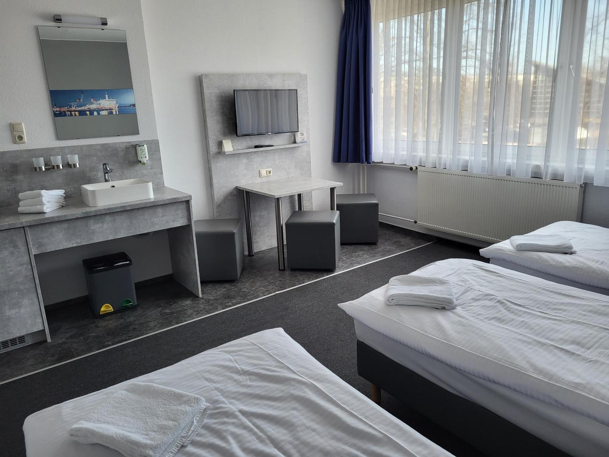 & Gaestehaus Luetten Klein Rostock